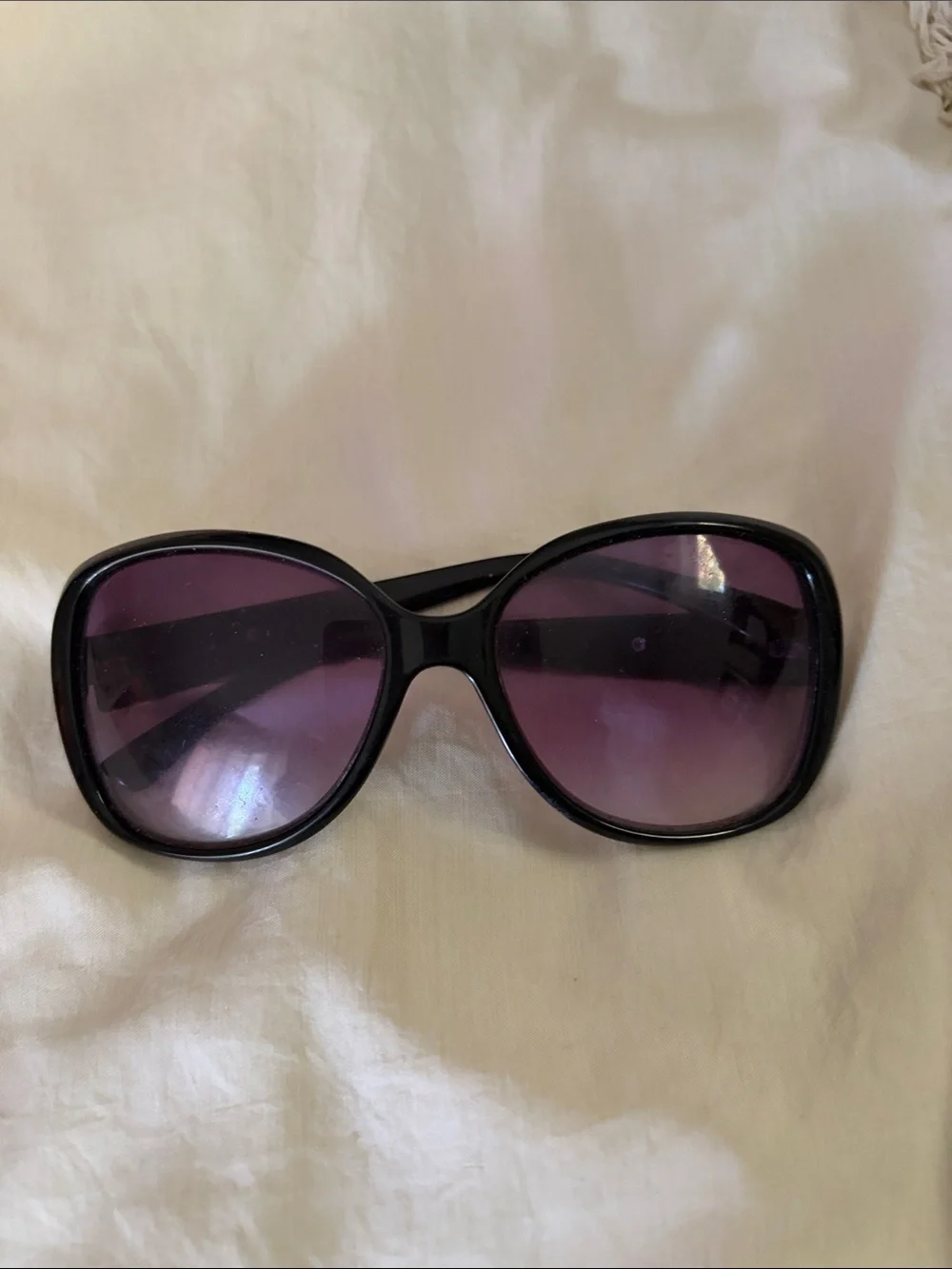 Oscar de la Renta Black Frame Sunglasses with Purple Lenses